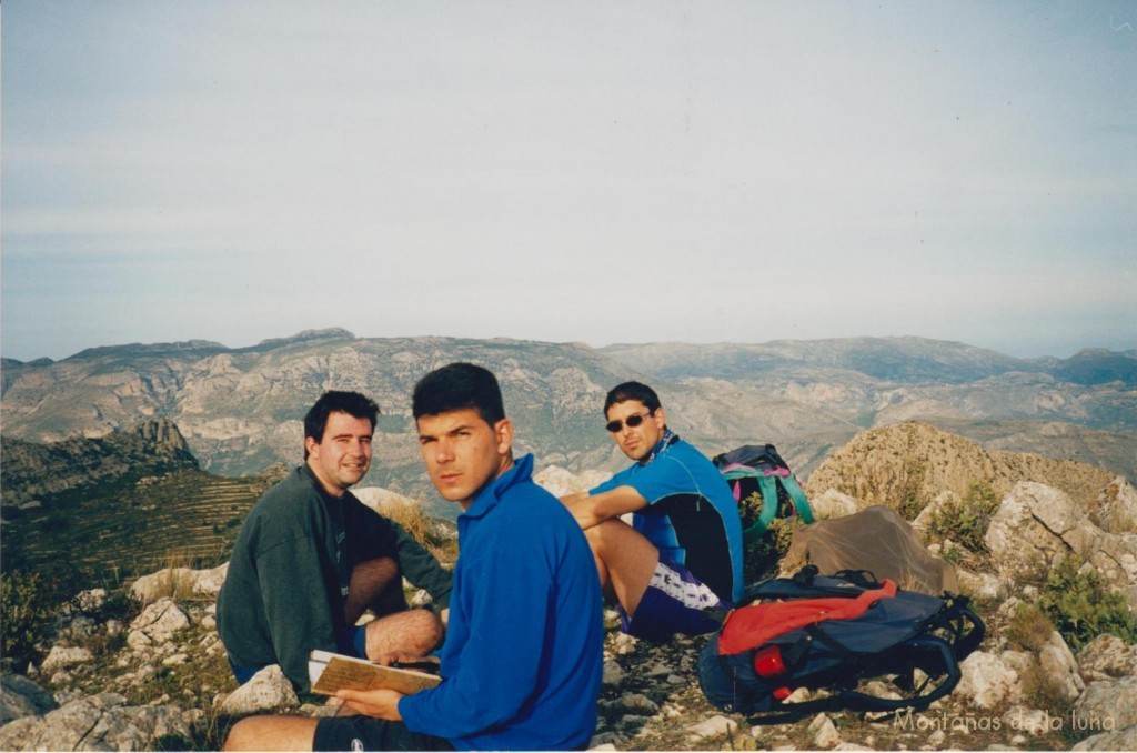 De izquierda a derecha: Joaquín, Quique y Jesús en la cima del Alt del Sanxet o Cabal, 1.189 mts. Detrás a la izquierda la Sierra de L'Aixortà con el Cerro de Los Parados o Penya Alta el más alto, y Morro Blau en el centro de la imagen. A la izquierda la Sierra del Carrascal de Parcent